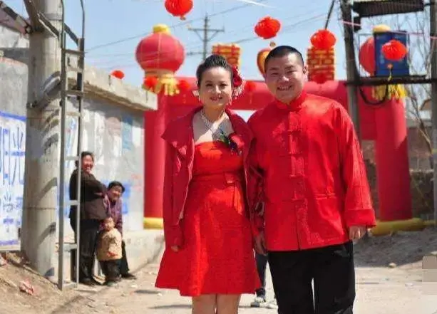 岳云鹏和老婆结婚照，他是个好男人，那么成功了都没换老婆