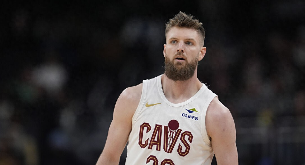 4月6日，骑士主帅阿特金森接受了媒体采访，他表示，迪安-韦德在从右脚踝扭伤中恢复