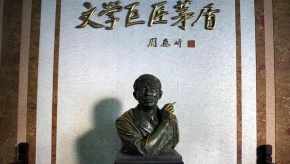 1928年，茅盾望着身材丰腴妩媚妖娆的秦德君，当即想要一亲芳泽，没想到秦德君气吐