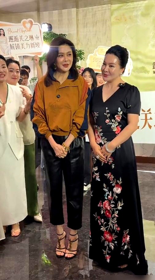 焦俊艳拿着剧本直冒冷汗，资方非要她硬掐嗓子演16岁少女。刚过40的陈妍希跟着叹气，说除了演婆婆根本没