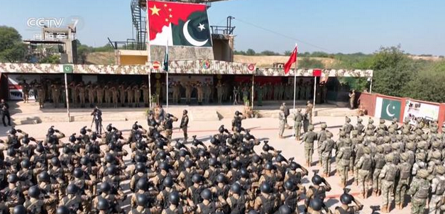 近日运20大飞机搭载着大批反恐装备，以及解放军战士们降落巴基斯坦，开始了中巴“勇