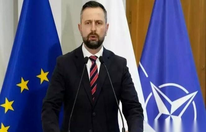 波兰第一个跑了。紧接着，北约也扛不住了，宣布暂停伊拉克所有任务，600号人打包