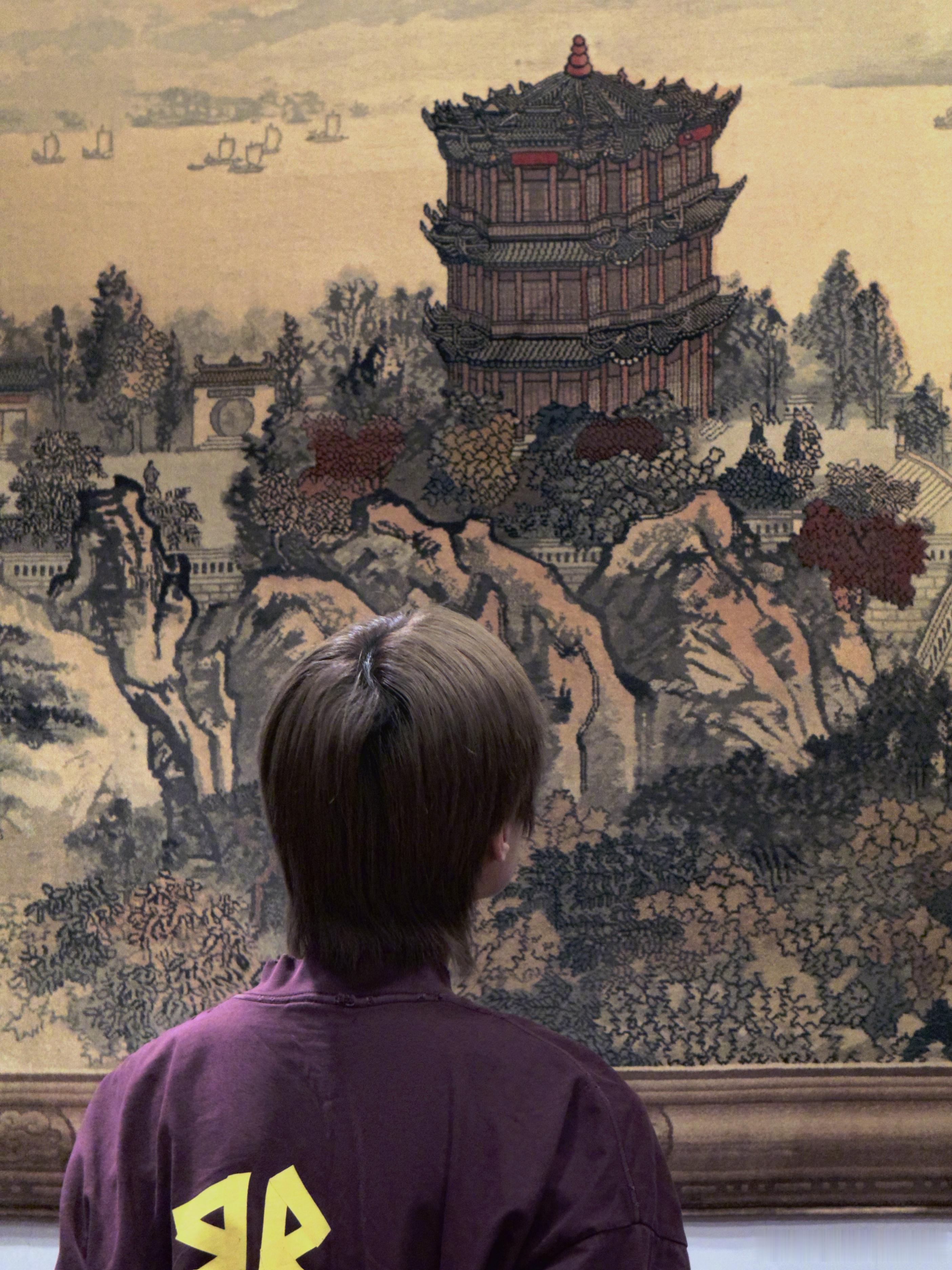 李宇春去武汉也忍不住吃吃吃🏮黄鹤楼流光夜色氛围感拉满，搭配街头烟火美食，旅行式