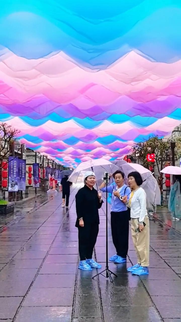 河南洛阳雨中游洛邑古城。朋友们，秋雨之中游玩洛阳洛邑古城，收获的不仅仅是风光美