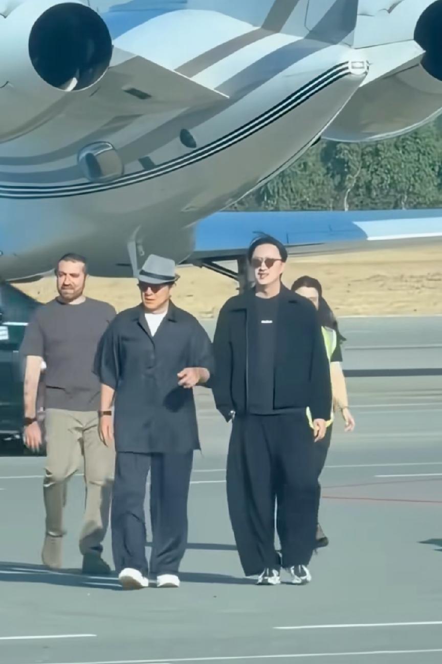成龙大哥在机场亲切会见了法师刘海柱！众所周知，刘海柱法师和周星驰导演合作拍摄的