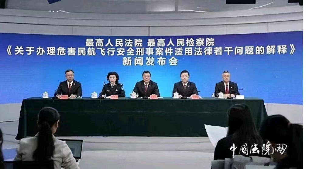 陈某准备从重庆飞往浙江宁波，因为在路上耽误没有登上航班，陈某当场就火了，直接在机