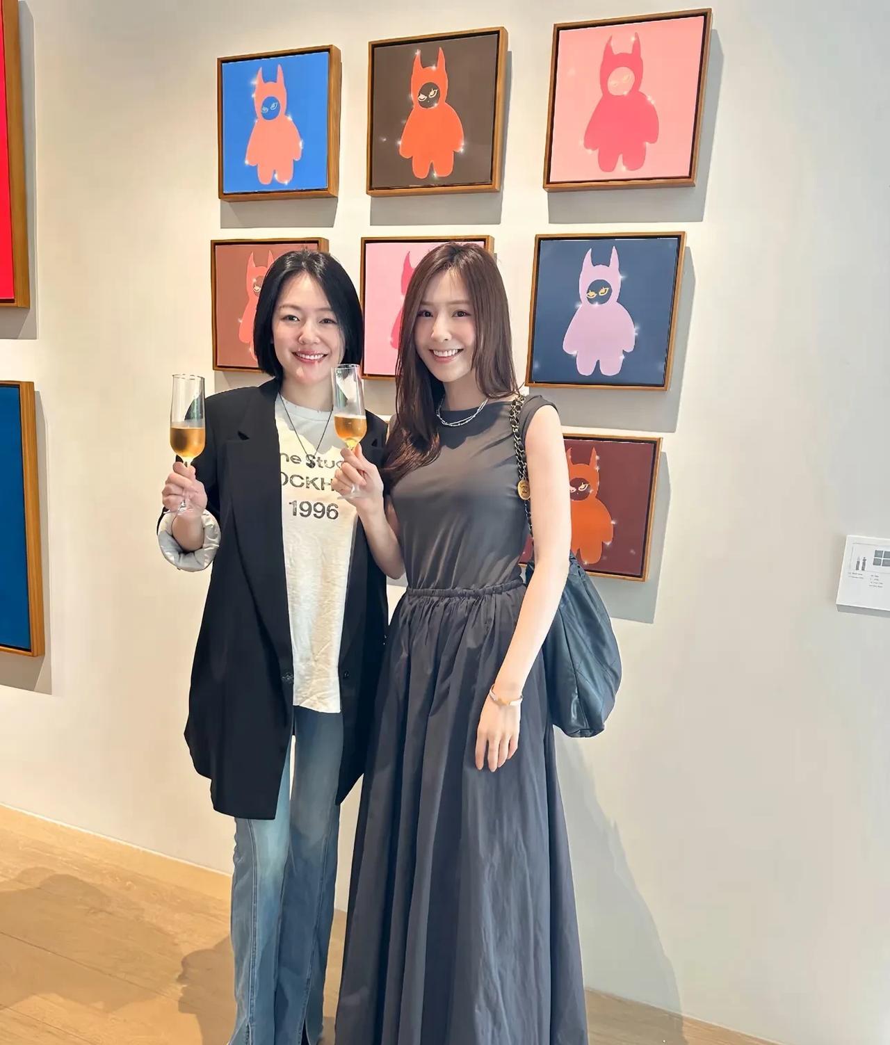 小s终于调整好状态公开露脸！她有一种强颜欢笑的感觉，眼里里总感觉缺了点什么？她称