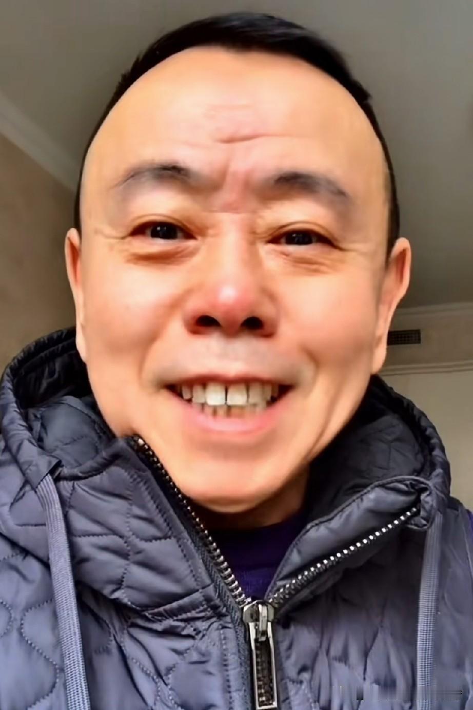 潘长江在个人社交平台发布视频，对着看到他的网友说道：“停，别动，不许动啦！你把我