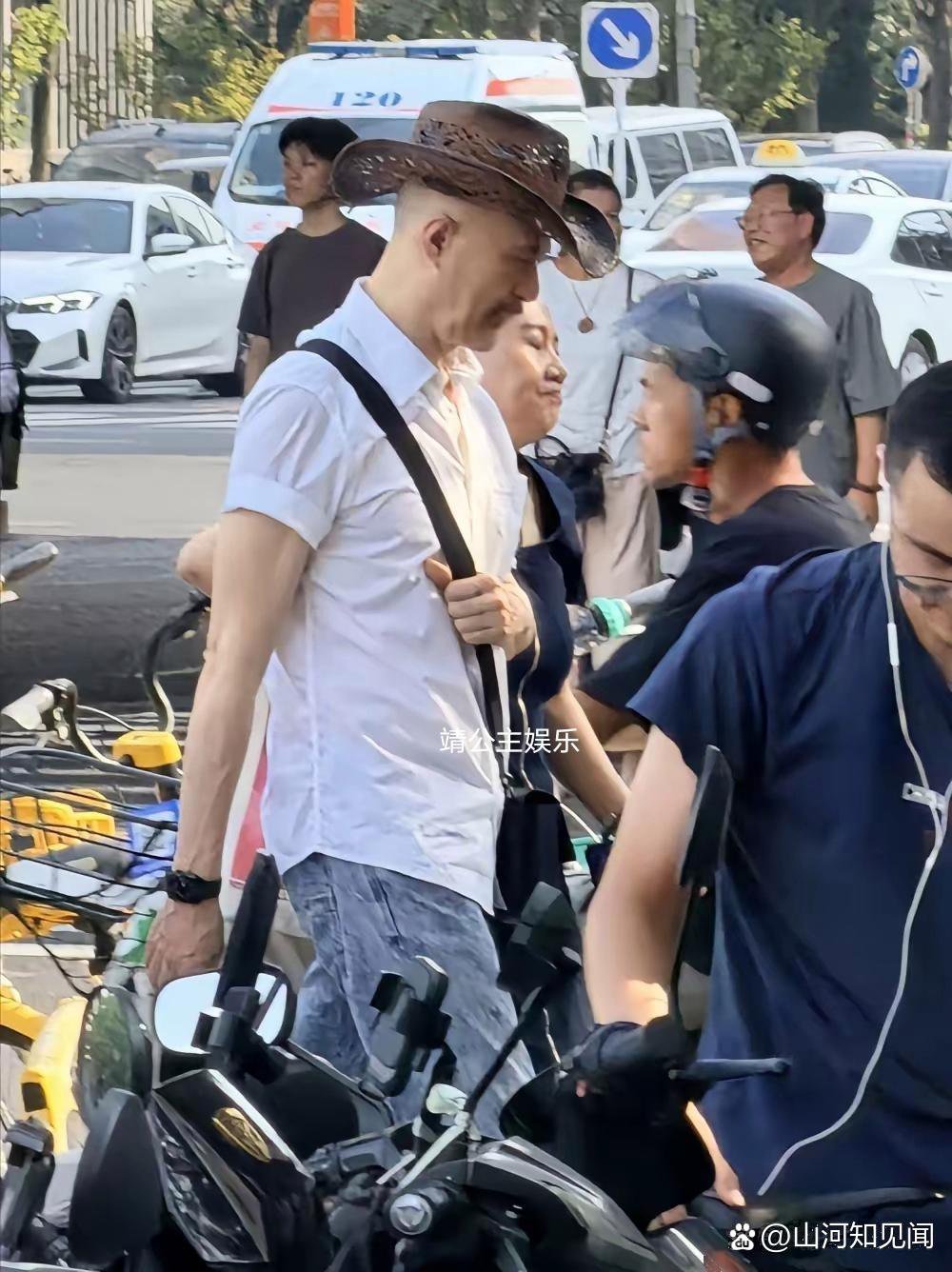 65岁的香港画家兼演员徐锦江，和老婆殷祝平现身北京街头。夫妻俩挽着手走，看着挺恩