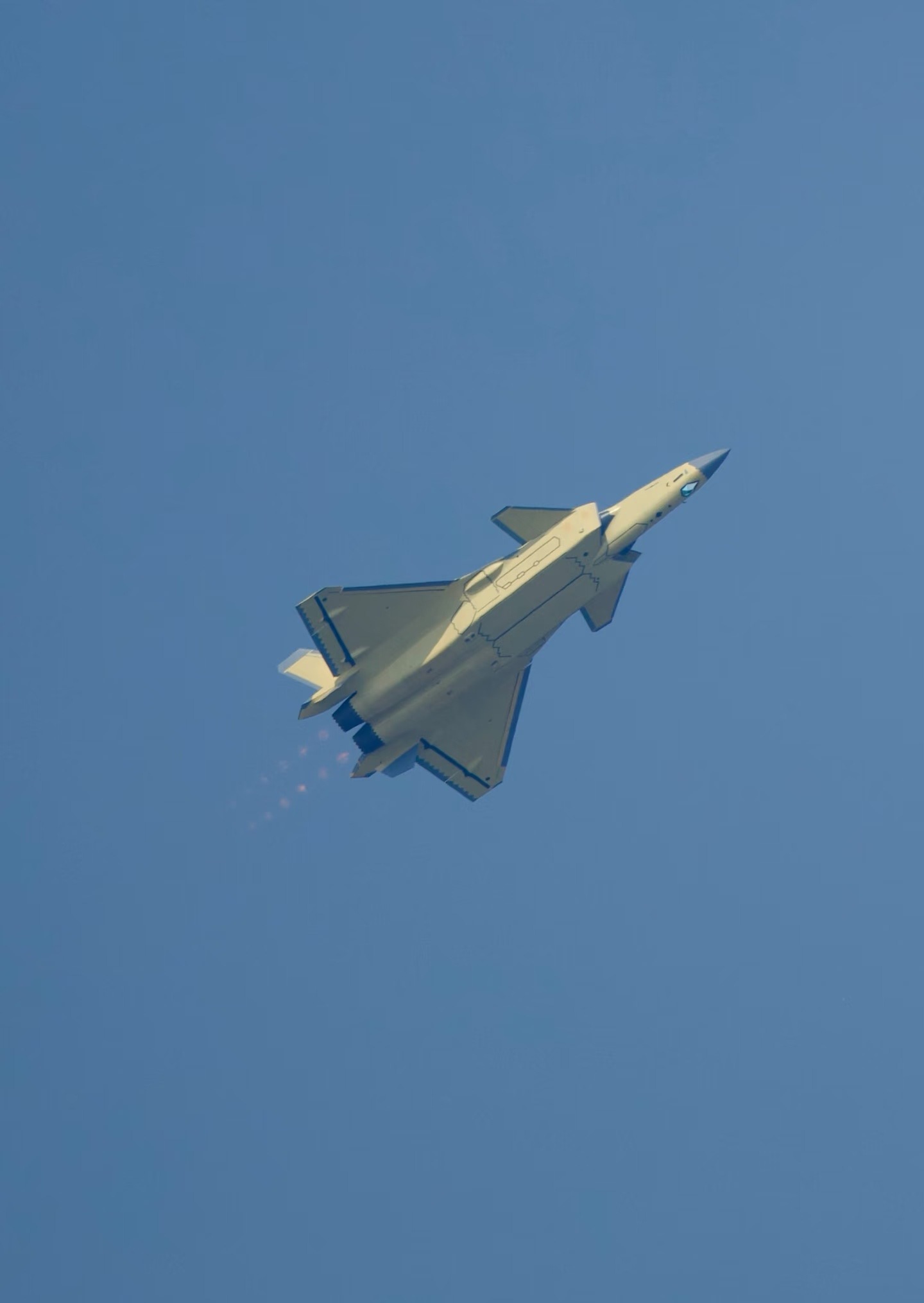 WS-15版J20A的高清图来了马赫环清晰可见，帅气！加油造，早日公开服役！图源