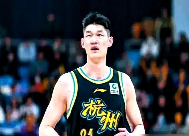 王博一把抢过胡金秋手里的篮球指着大门吼，赶紧给我滚回家睡觉。就在几天前，这