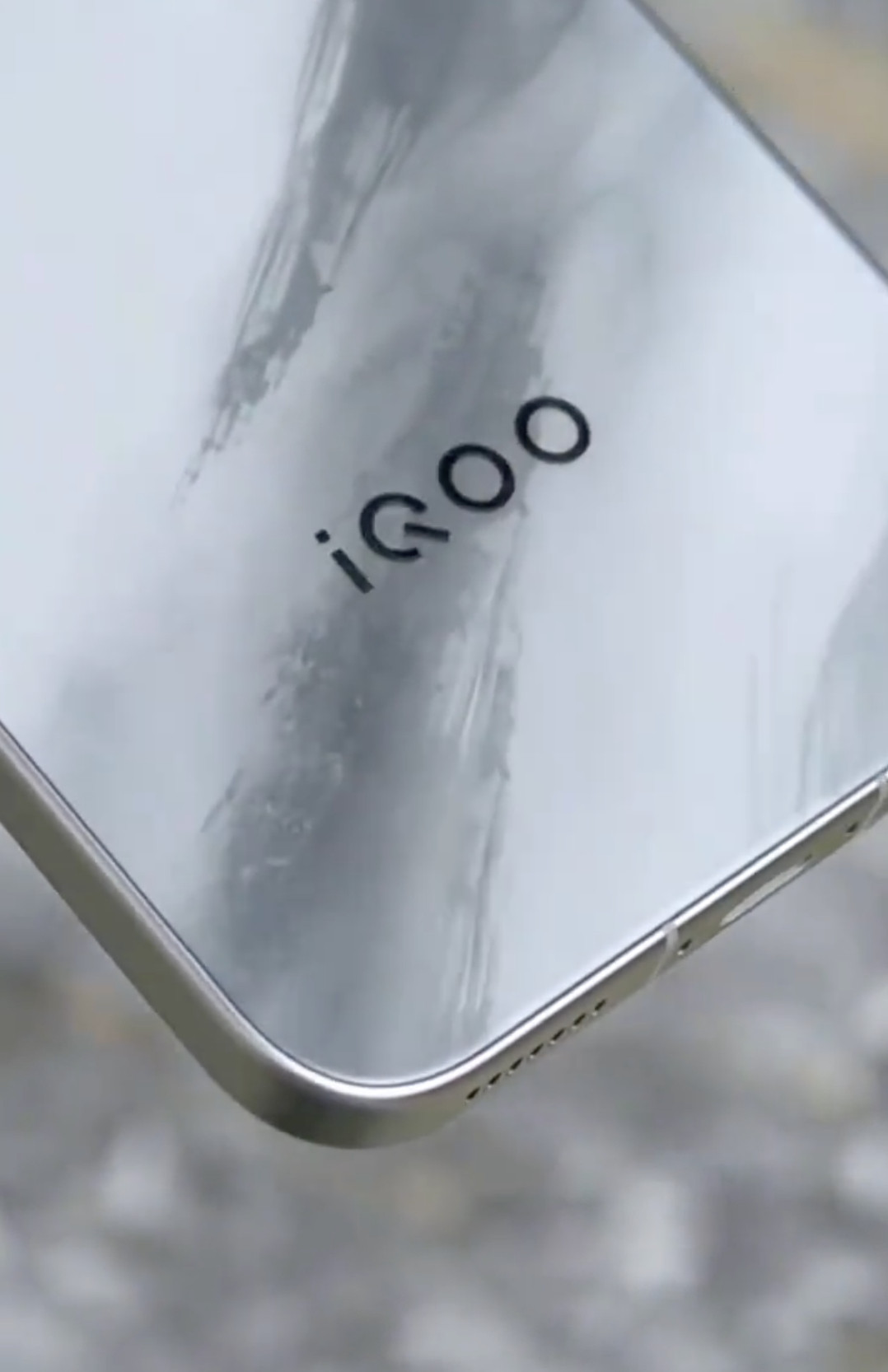 iQOO15这个后盖设计确实很帅啊，上次只看到了照片，这次的视频有不同的角度，