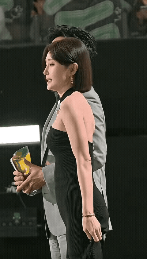 最近网上有人吐槽秦岚站姿不雅还老去摸屁股。其实吧，每个人都有下意识的小动作。也许