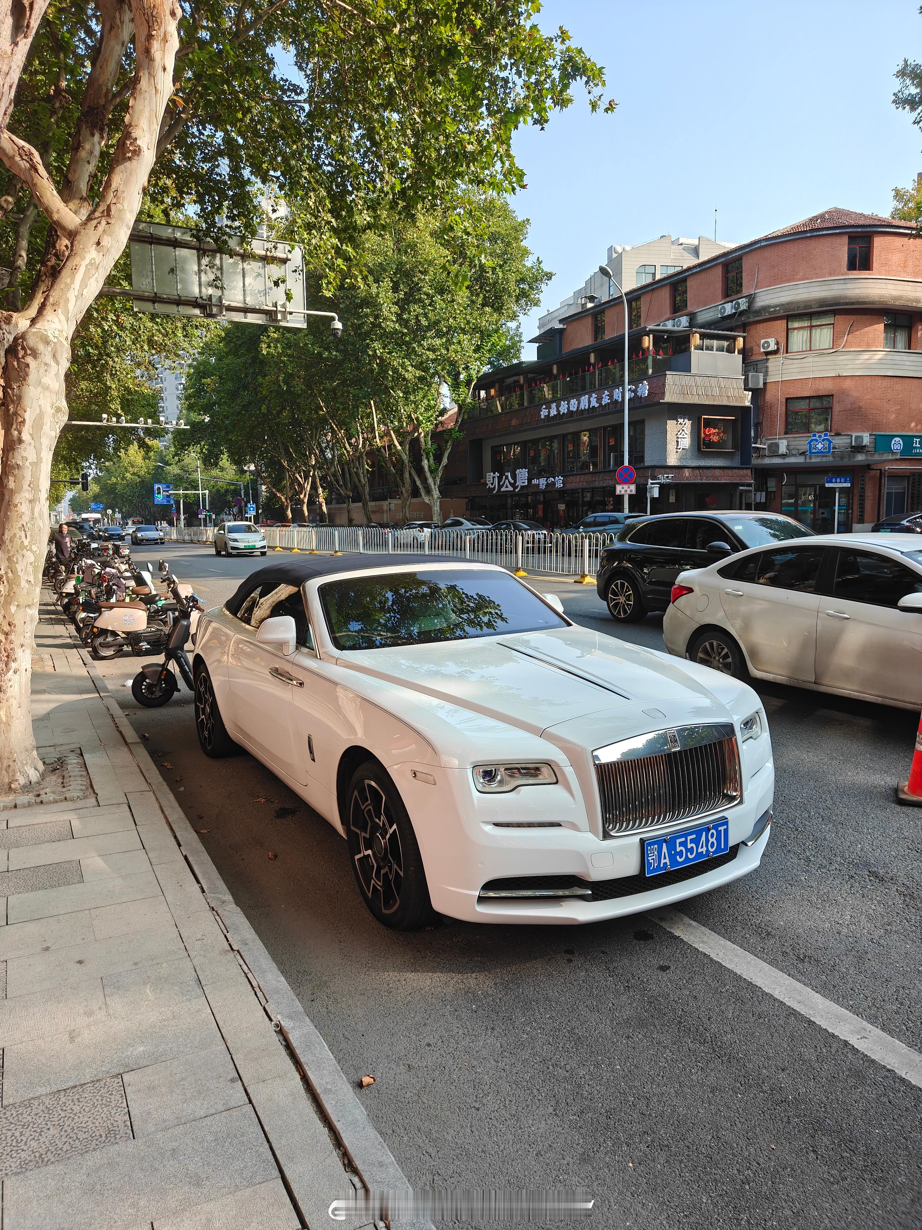 这个曜影老是来武汉天地，感觉每天下午都来买东西武汉的曜影应该不超过5辆吧​​