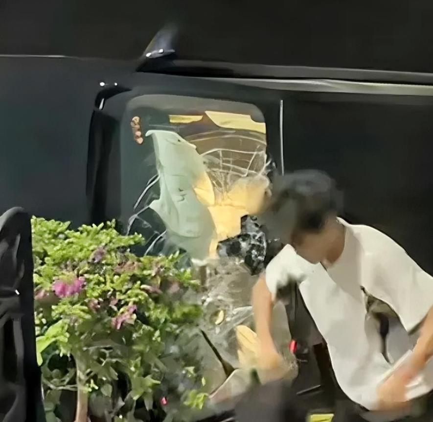 近日，广东汕头街头的一幕，让无数网友破防了。事情发生在7月7日凌晨三点。18