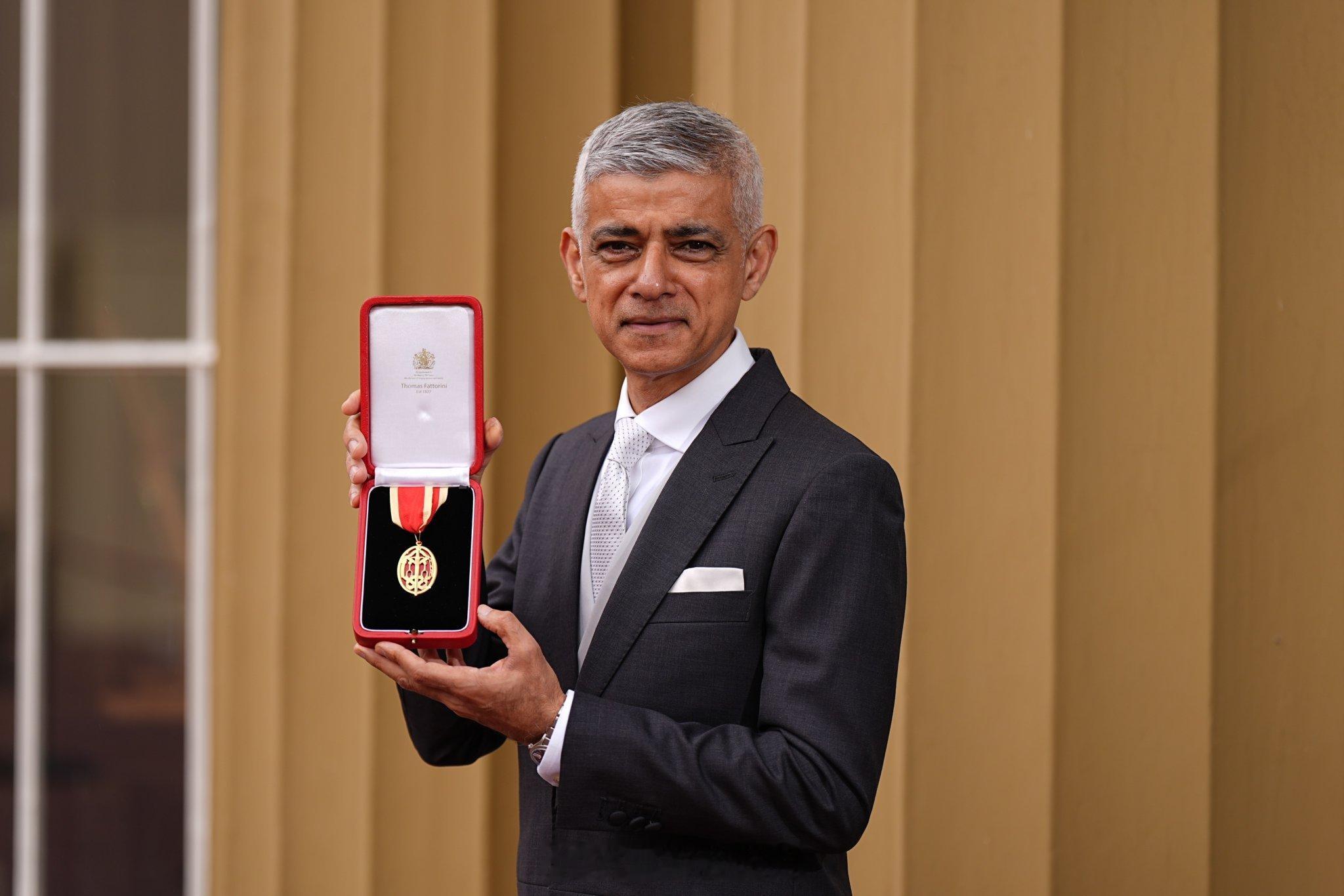 英国王室今天查尔斯三世在白金汉宫举行的授勋仪式上授予伦敦市长Sadi