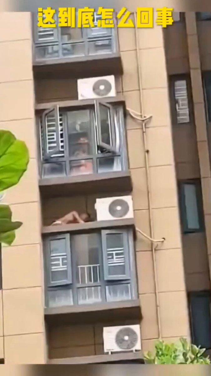 远远望过去，我还以为是空调师傅高空作业，没系安全绳，瞬间吓出一身冷汗。邻居