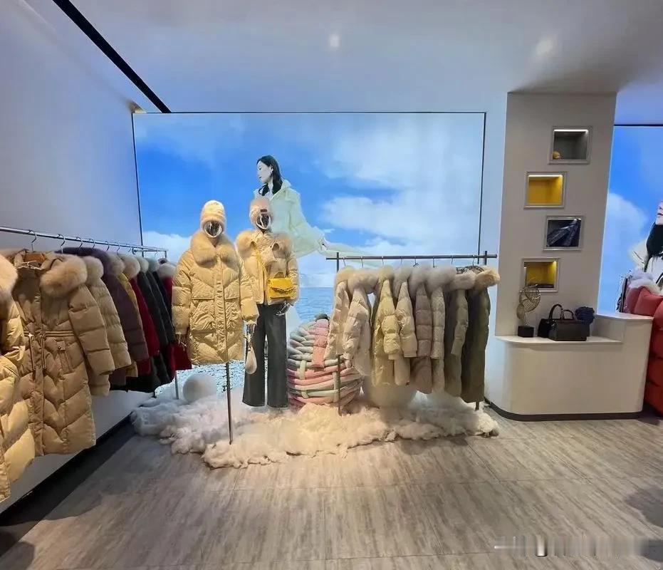 为了防止客人穿过退，店家只能这样干了​看到一服装店家因为最近有两件羽绒服被买家