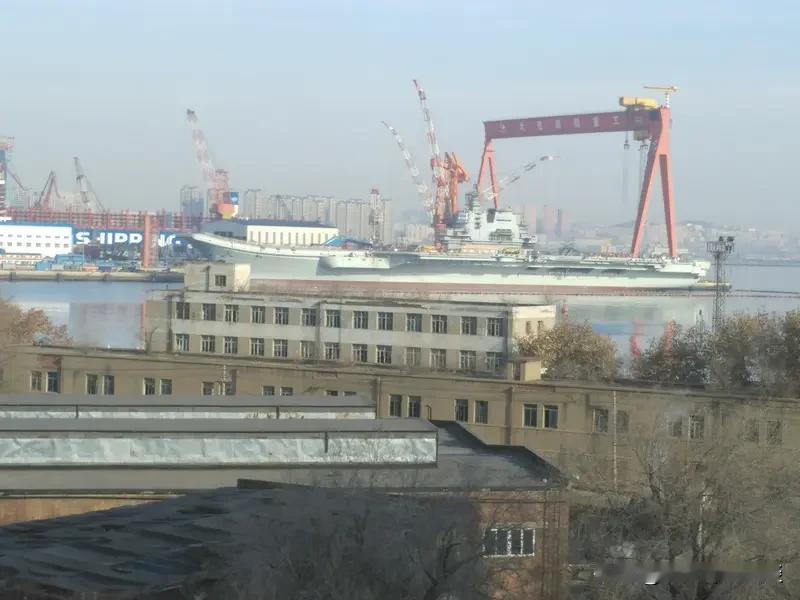 中国第4艘航母满载排水量有没有12万吨，这还挺让人好奇的。有外媒根据卫星图像分析