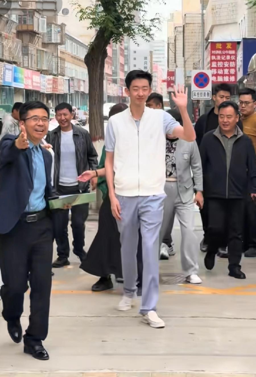 吴宜泽荣归母校，兰州宁卧庄小学、天庆实验中学，父母一家三口，坐考斯特身份拉满，校