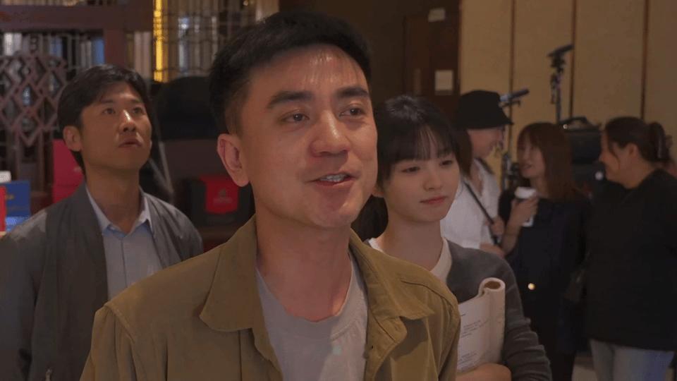 王骁片场现挂德云社相声没人告诉我王骁还会说相声啊王骁说加相声段子时特别淡定，一