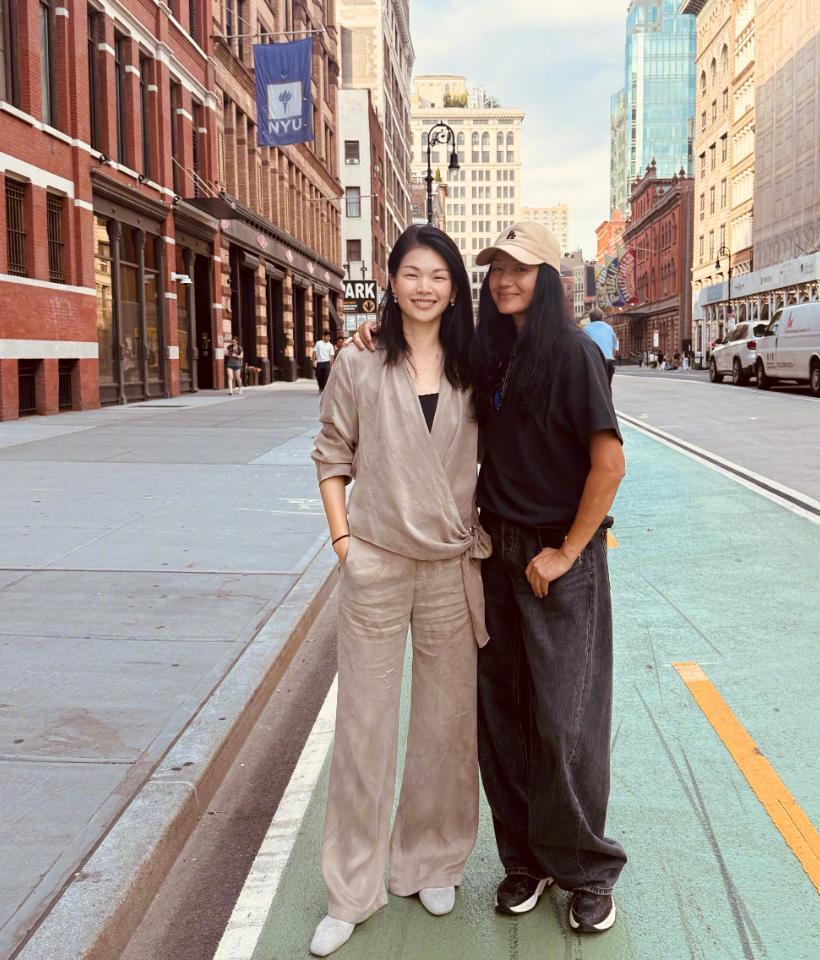 吕燕和瞿颖拖家带口相约在纽约！她们二位的友谊由来已久，瞿颖偶尔还在国内露个脸，