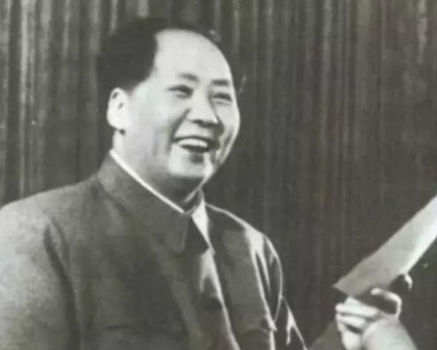 1974年，81岁的毛主席最后一次游泳，上岸后他沉默良久，说：我浑身没劲，看来游