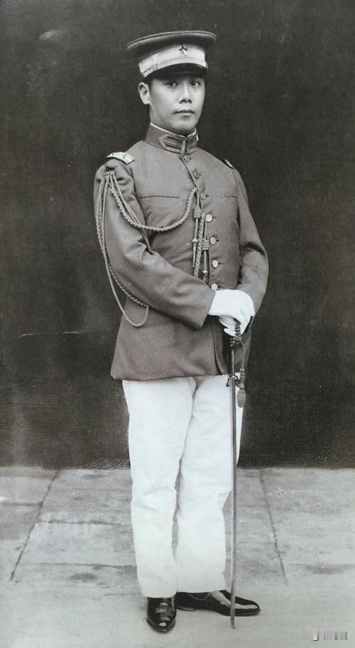 这张照片中的人物是袁克定（1878年—1958年），他是中华民国大总统及“中华帝