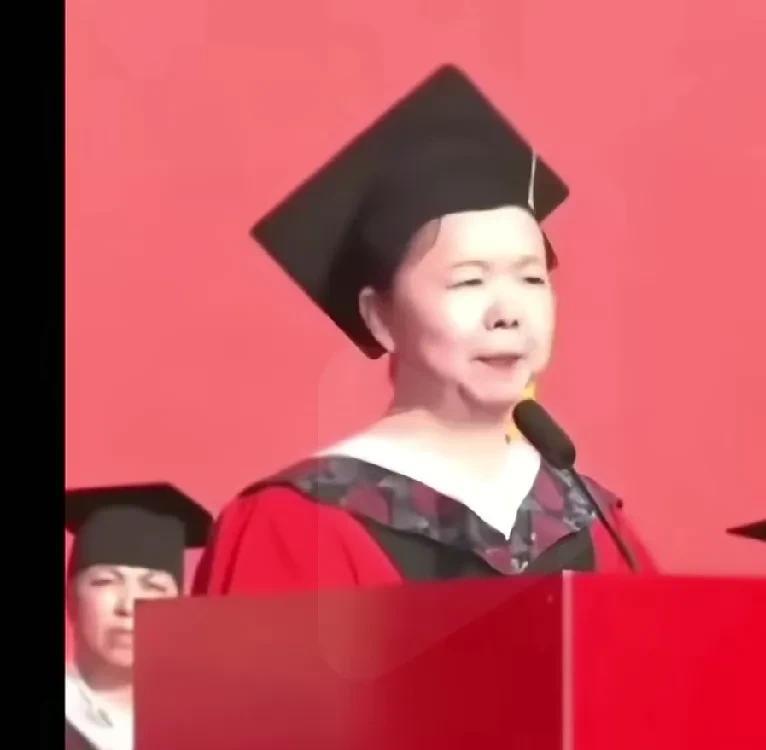 高校女教师对孙颖莎表白的一段话，太让人感动了！她说:2025年我爱上了一个人，