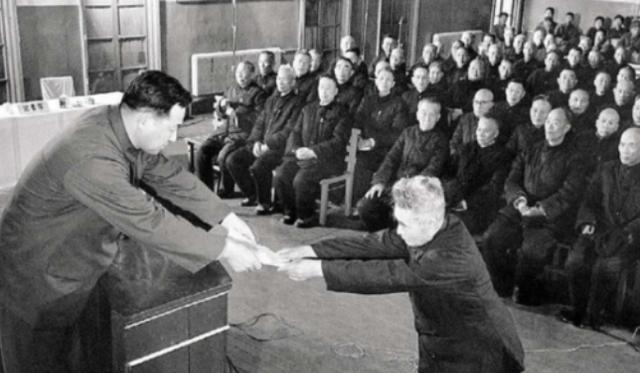 1975年，82岁的毛主席突然说：功德林里的国民党战犯，都放了算了，这些人一个不