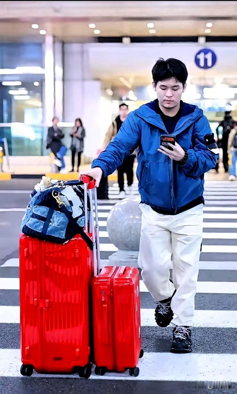 看到林诗栋全运会后匆匆回京备战的消息，突然发现当年那个青涩少年真的长大了。刚在