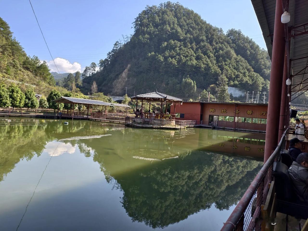 在西江苗寨的郎拉谷吃了一餐午饭，三个人点了四个菜，感觉味道还不错，价格也比较合理