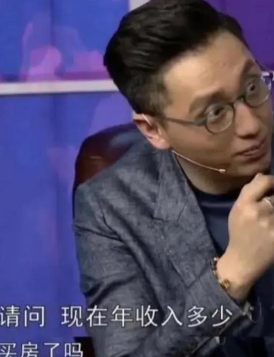 一次，主持人华少问张家辉：“听说你在香港只有一套房？我都有3套。”面对华少的炫耀
