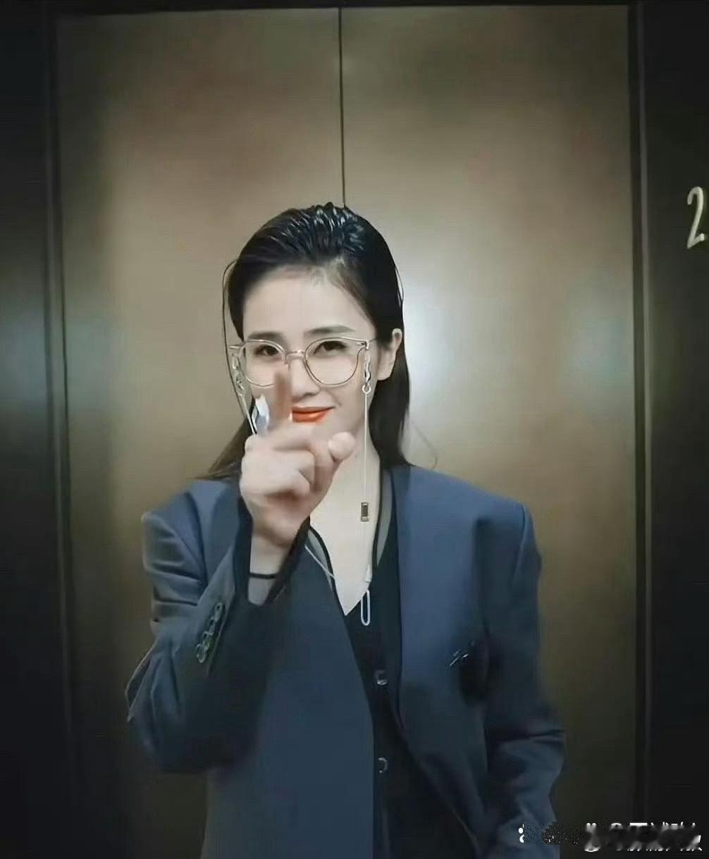 白鹿觉得自己这动作超酷，其实挺别扭的​​​