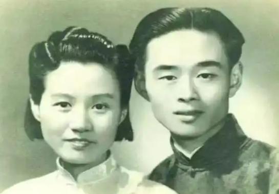 新婚之夜，闻一多为了不与新娘同房，不洗头、不洗澡、不刮胡子。新娘的花轿到了家门口