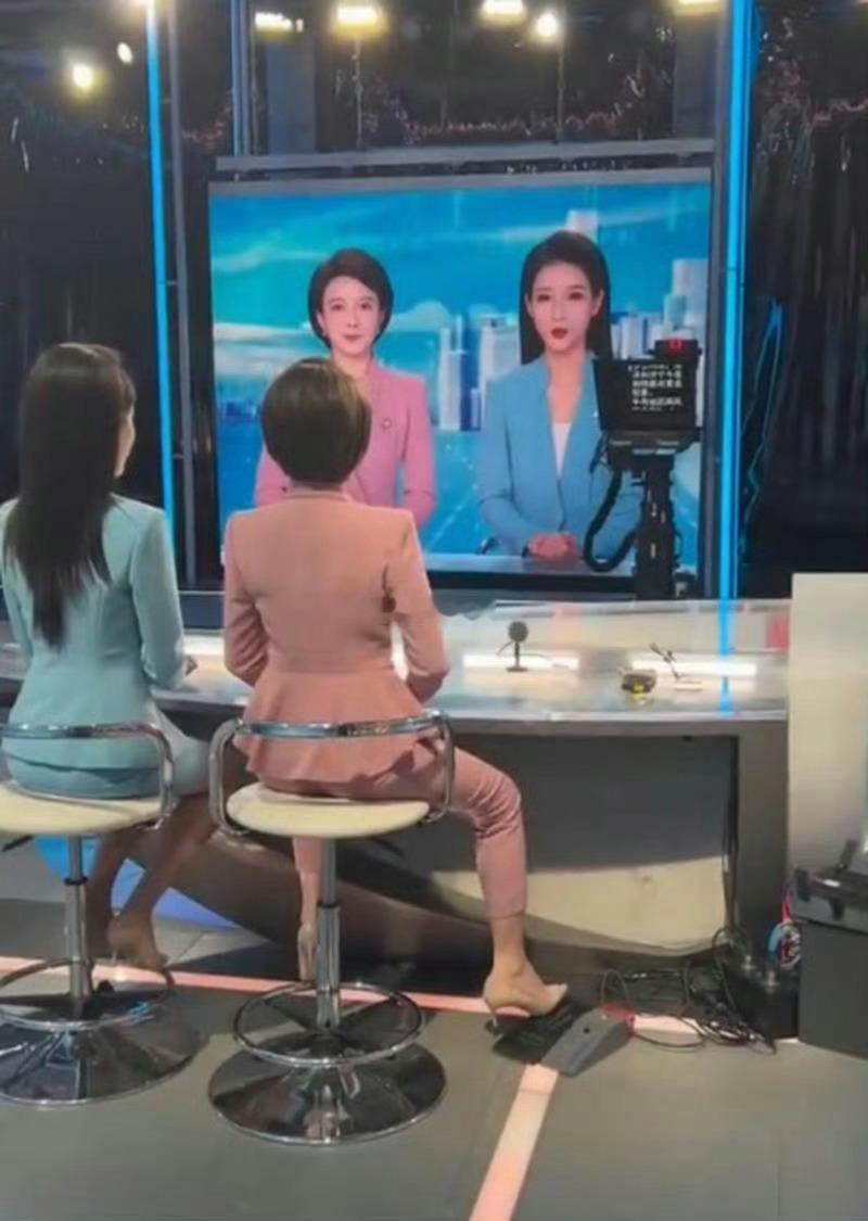 天呐，原来主持人都是这样翻提词器的