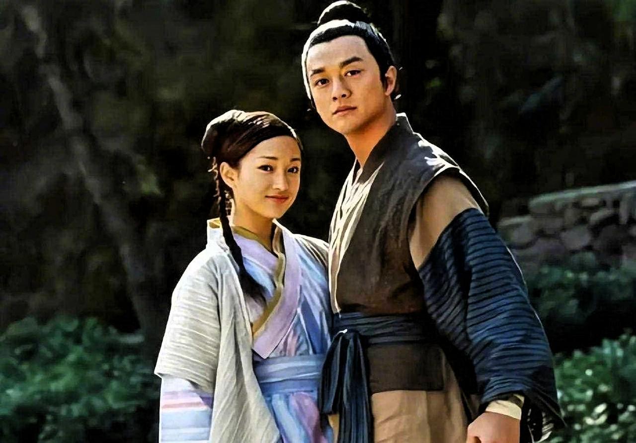 真搞不懂网上为啥总有人盯着李亚鹏黑。单看他的面相，就自带一股亲和力，让人忍不住心