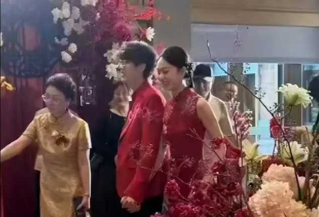 有件事情。我一直不敢说。许嵩冯禧大婚照曝光，岳母穿黄色旗袍戴着眼镜优雅出镜，可评论区讨论最多的不是岳