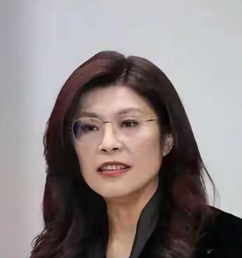 郑丽文这是要自毁形象吗？！一向树立的好形象仅仅是为了给自己拉选票吗？面对刚刚启