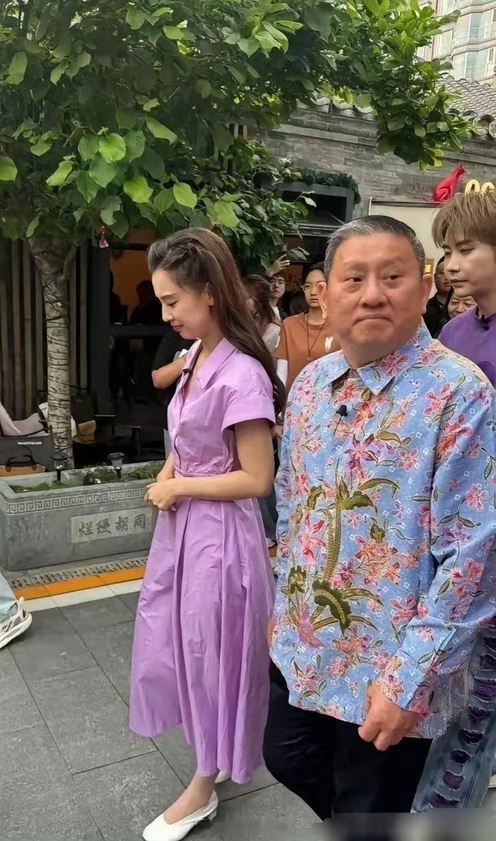 线下看到黄圣依直接幻灭了，骨瘦如柴容颜沧桑，根本没网上吹得那么美