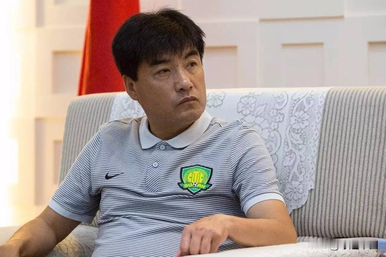 魏克兴，祖籍青岛，场上司职前卫，北京足坛老牌全能中场，也是北京国安职业化早期的队