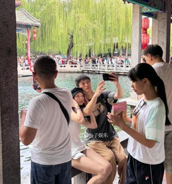 趵突泉偶遇金大川雎晓雯一家，雎晓雯抱着女儿，金大川望着女儿满眼宠爱！