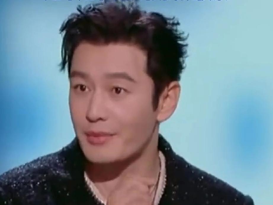 黄晓明在节目里自称自己有消息强迫症，他说他正月里要回复一千条消息，他就不能看到微