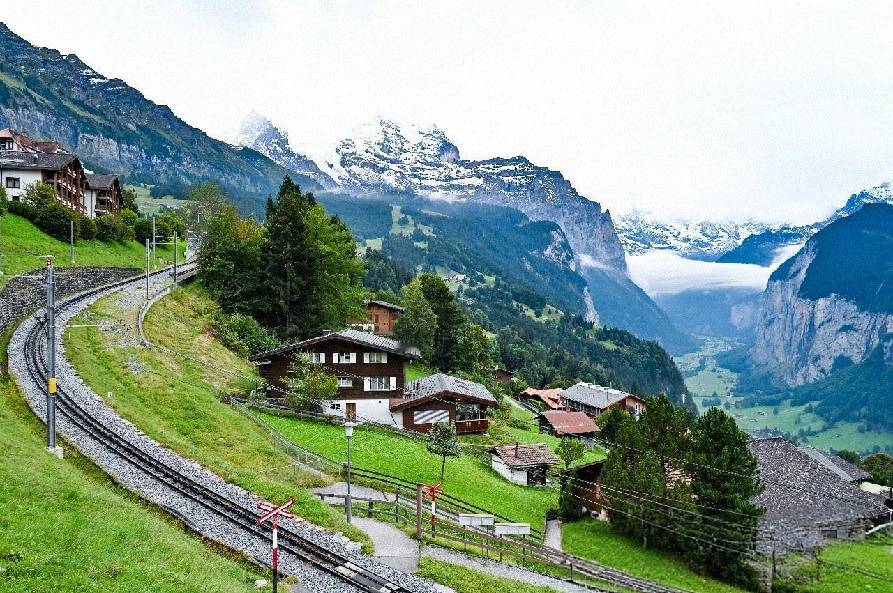 师弟家的孩子在十三中的文科班，文科班的女生数学是头疼的，但是他们家孩子还行，基本
