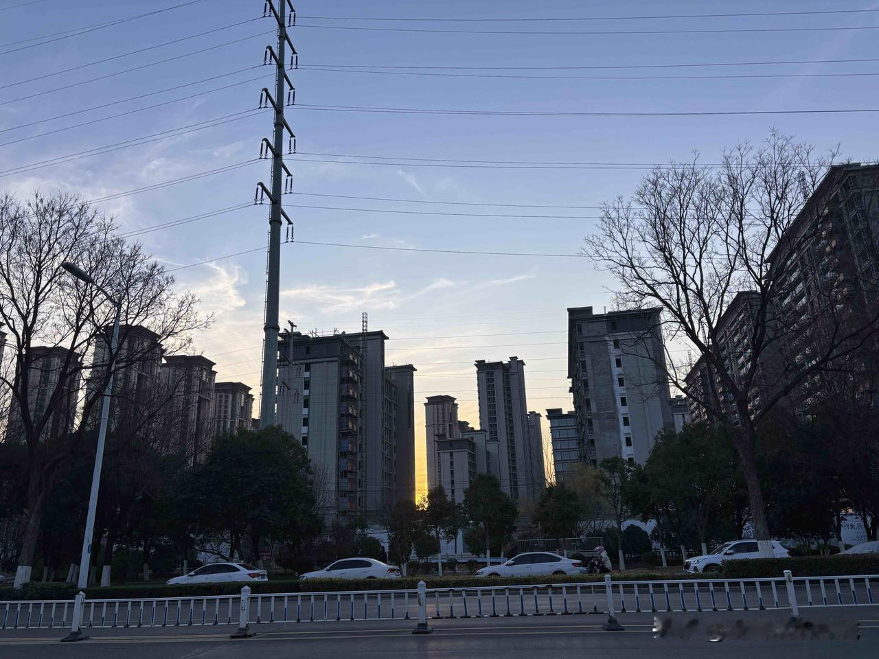 离婚17年，独自把闺女养大，今年正在读研究生。庆幸的是，虽然是单亲家庭，闺女