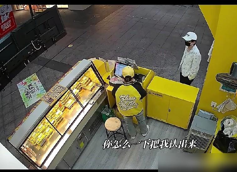 别再吹成毅教养好了。当私生饭把红漆泼向他家车库，用飞车追逐逼停他时，你才明白，那