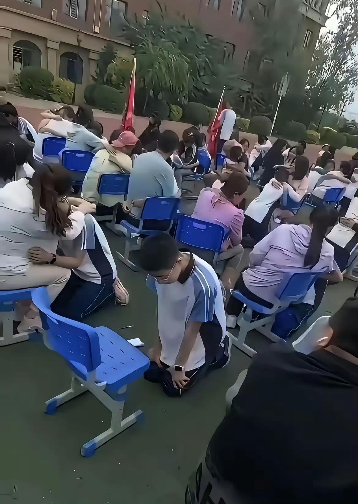 当校园里满是相拥的亲子，多少家长看完默默红了眼眶。我们总以为来日方长，忙着工作