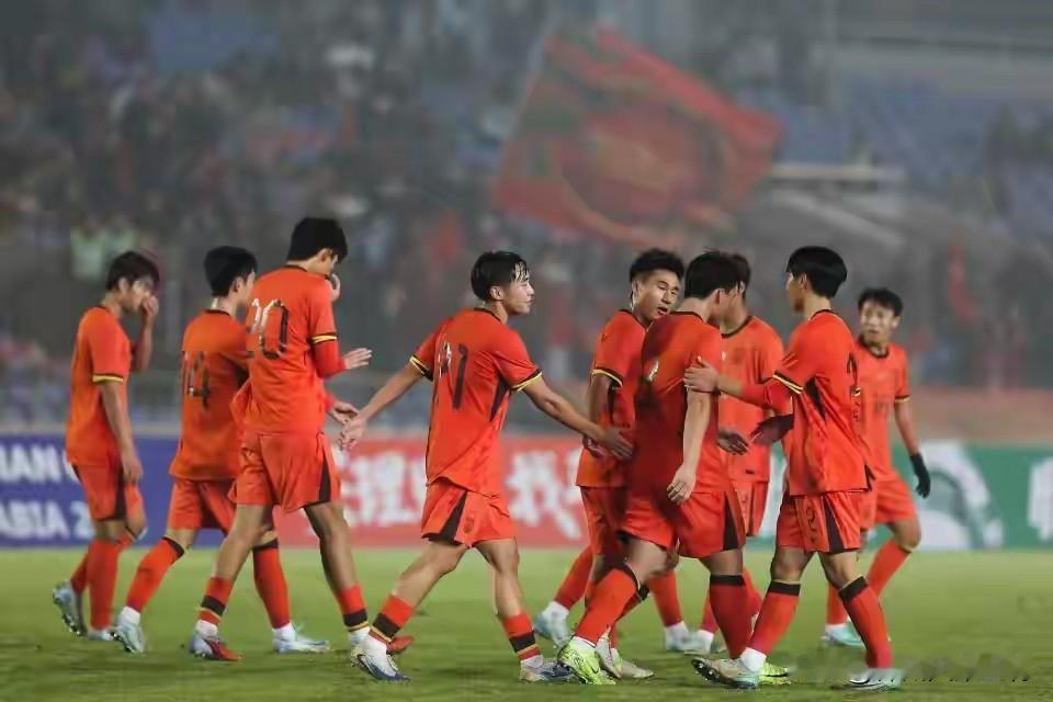 U17出线本该喝彩！别用双标和网暴毁掉少年凭借着何思凡、张柏霖破门，中国U