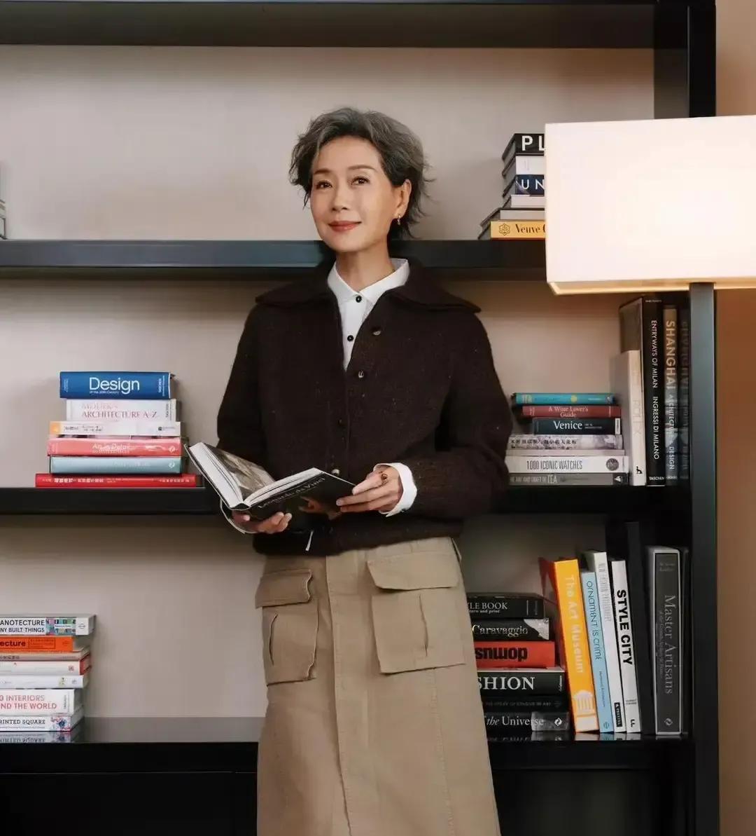 62岁叶童铜锣湾街头被抓拍，这一头白发不仅没显老，反倒把“路人视角”给整神了！