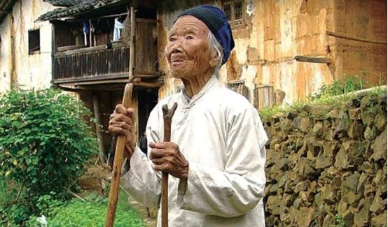 1928年除夕，18岁的池煜华和15岁的小丈夫圆了房，刚结婚三天，丈夫就去打仗了